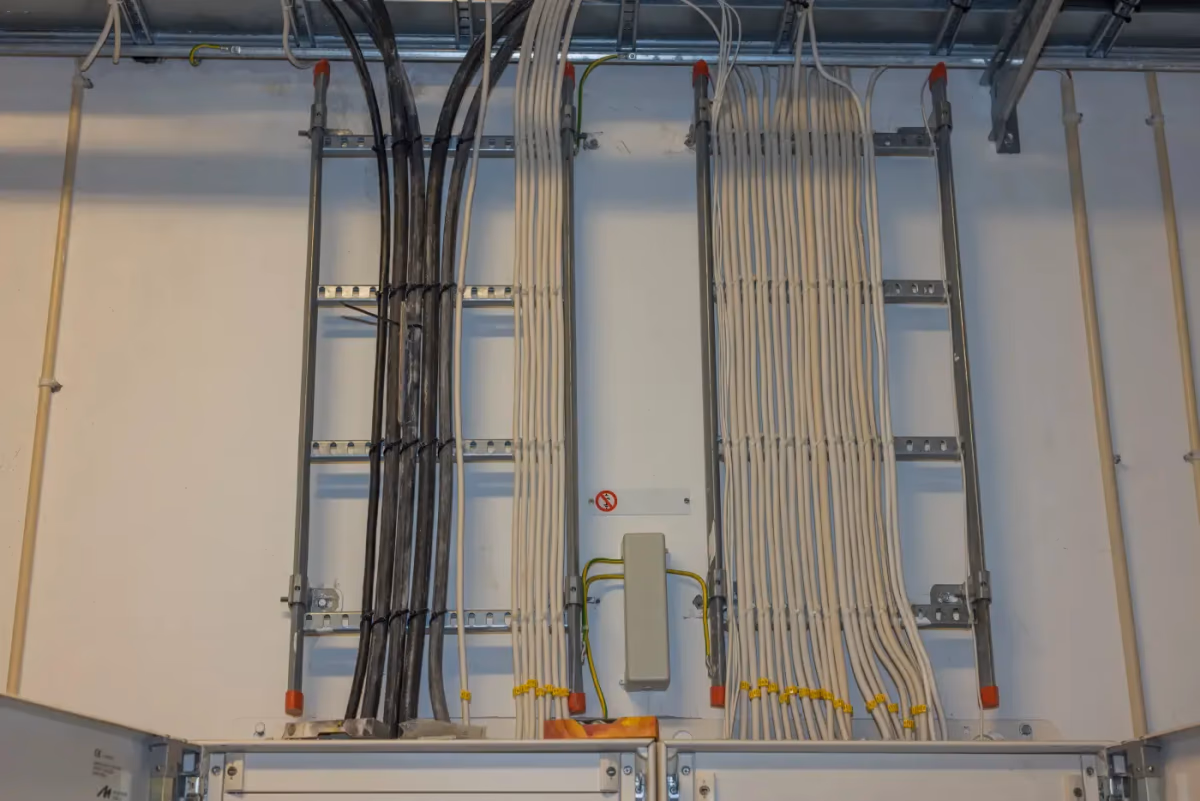Apparatskåp med förlagda ledningar och kabelkanaler