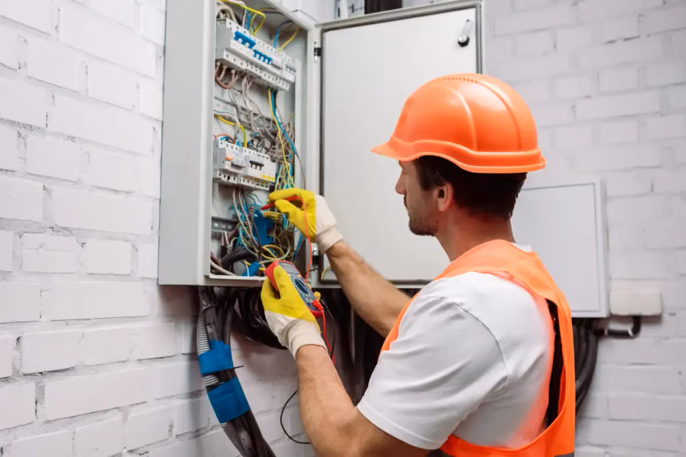 Elektriker felsöker i en öppen elcentral
