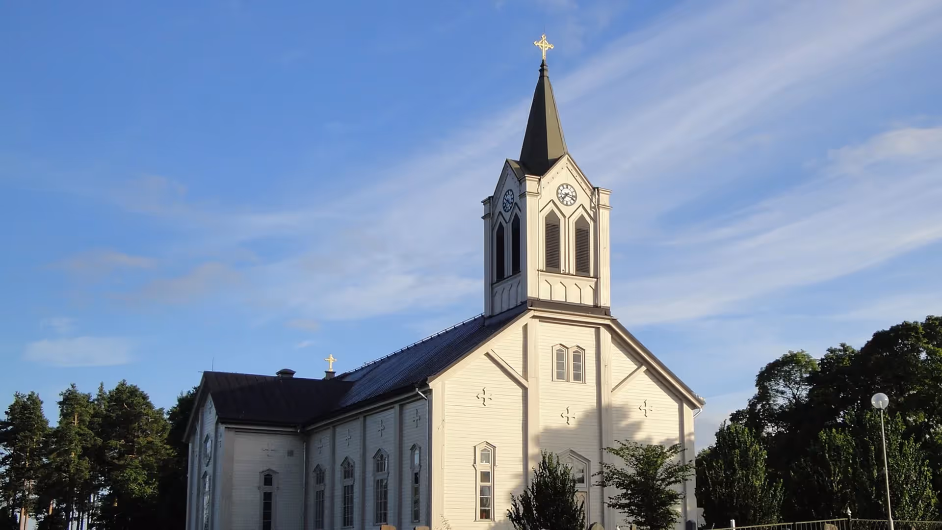Järbo kyrka en sommardag