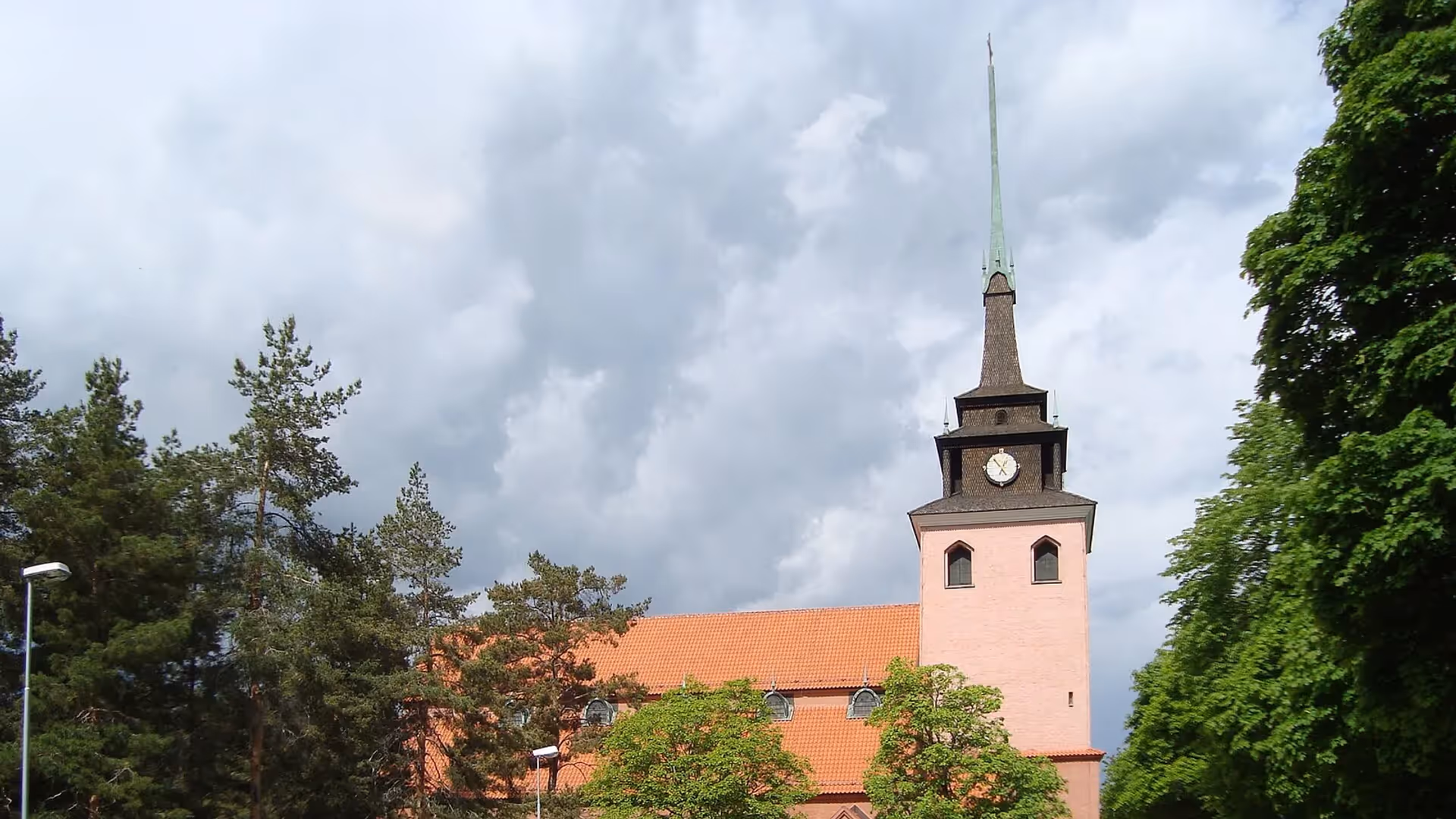 Sandvikens kyrka med sitt höga torn en sommardag